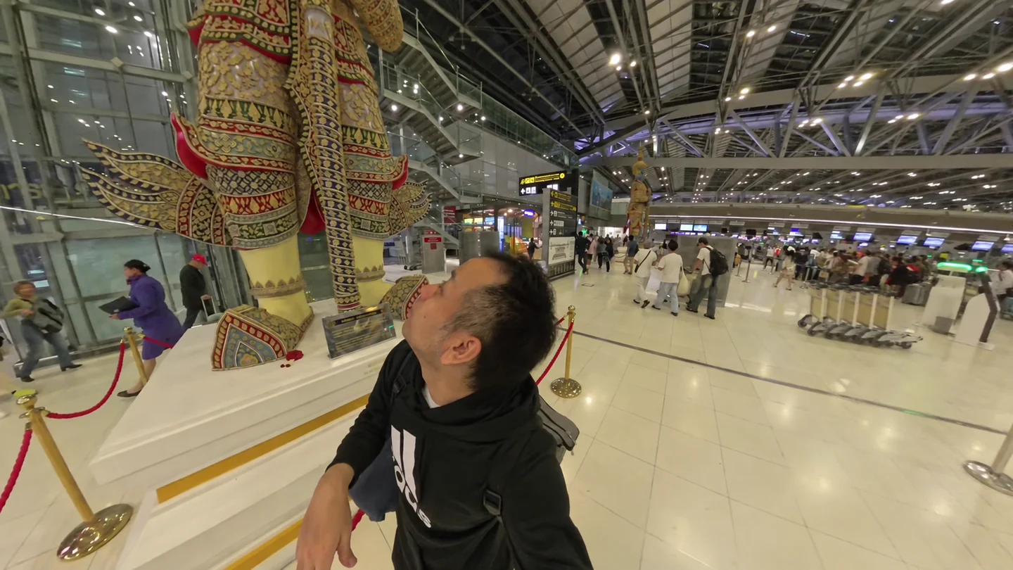スワンナプーム空港の守護像と出発ロビー