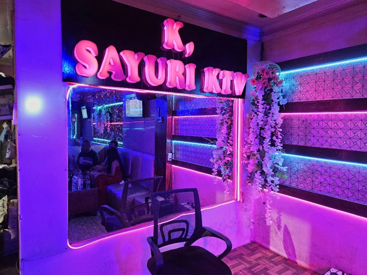 K Sayuriの店名が輝くピンクのネオンサインと店内